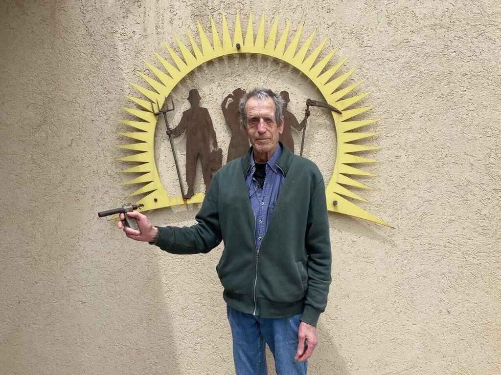 יואב אהרוני, אחיו של עוזי - עם הנשק המאולתר שלו