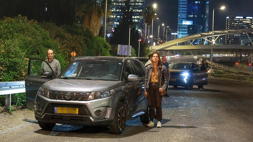 עומדים בצפירה במחלף השלום