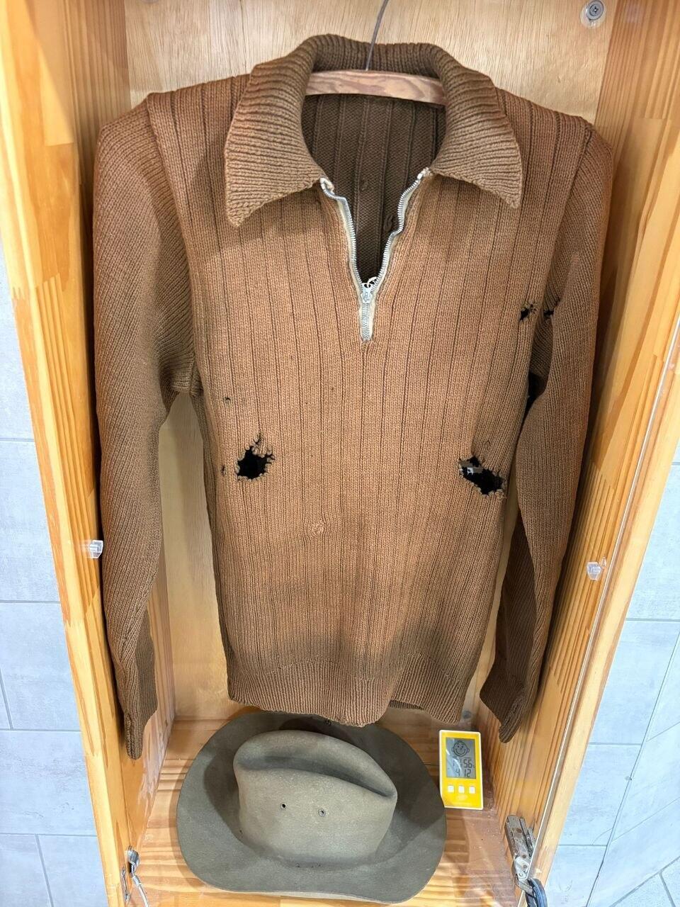 הסוודר של אוריאל אופק, שנוקב מקליעים בדרך לגוש עציון במלחמת העצמאות