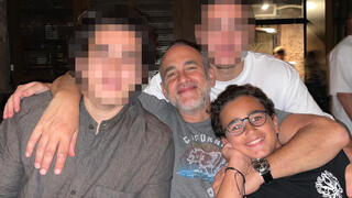 מימין לשמאל: הבן הצעיר בנימין, הבן דורון, ד"ר יונתן אוהבה ואורי - הבן הבכור