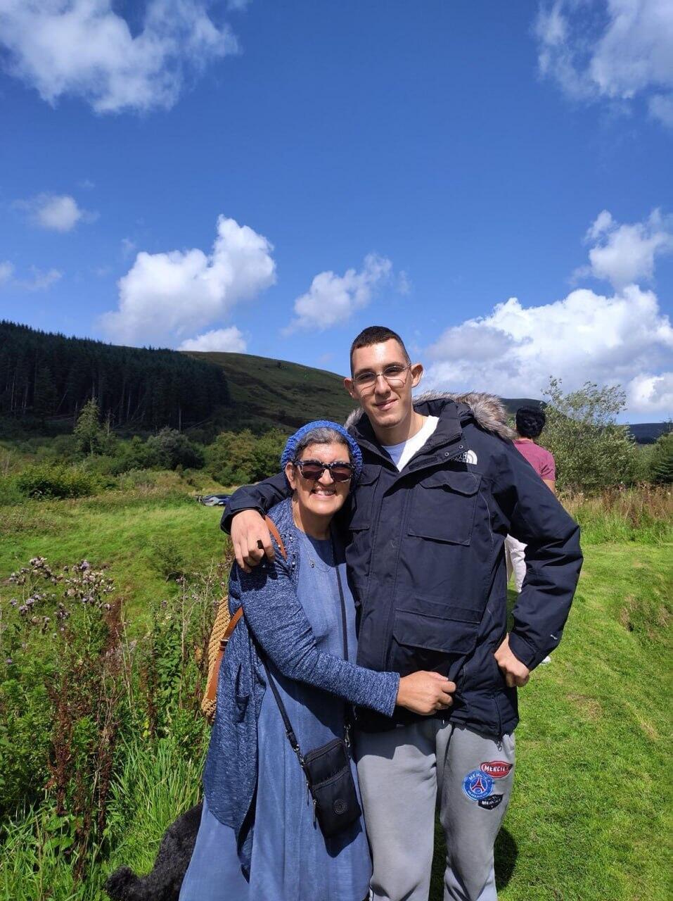 נתנאל יאנג עם אמו