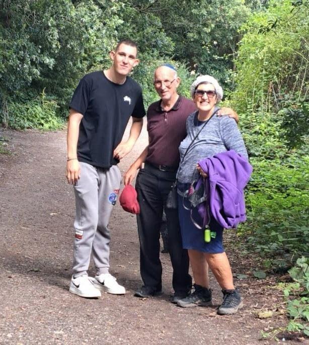 נתנאל יאנג עם הוריו