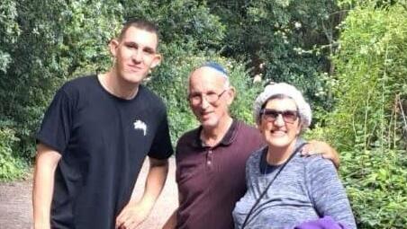 נתנאל יאנג עם הוריו