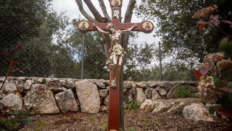 פסל ישו החדש שהוצב בכפר דבל בדרום לבנון במקום זה שנותץ