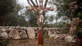 פסל ישו החדש שהוצב בכפר דבל בדרום לבנון במקום זה שנותץ