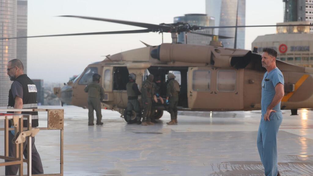 ד"ר אייל חשביה, מנהל מערך הטראומה במרכז הרפואי איכילוב, בעת נחיתת מסוק ובו הפצועים ח' ו-י', שני לוחמי צה"ל במילואים שנפצעו בלבנון 