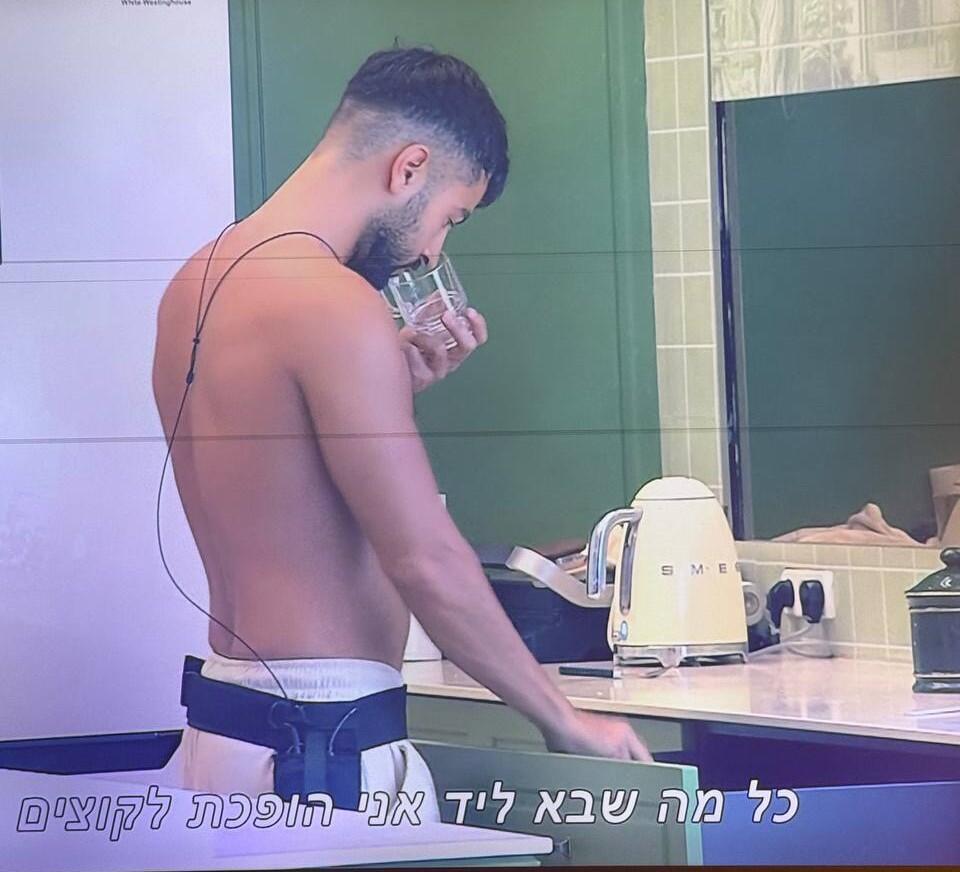 דניאל מהאח הגדול מריח כוס