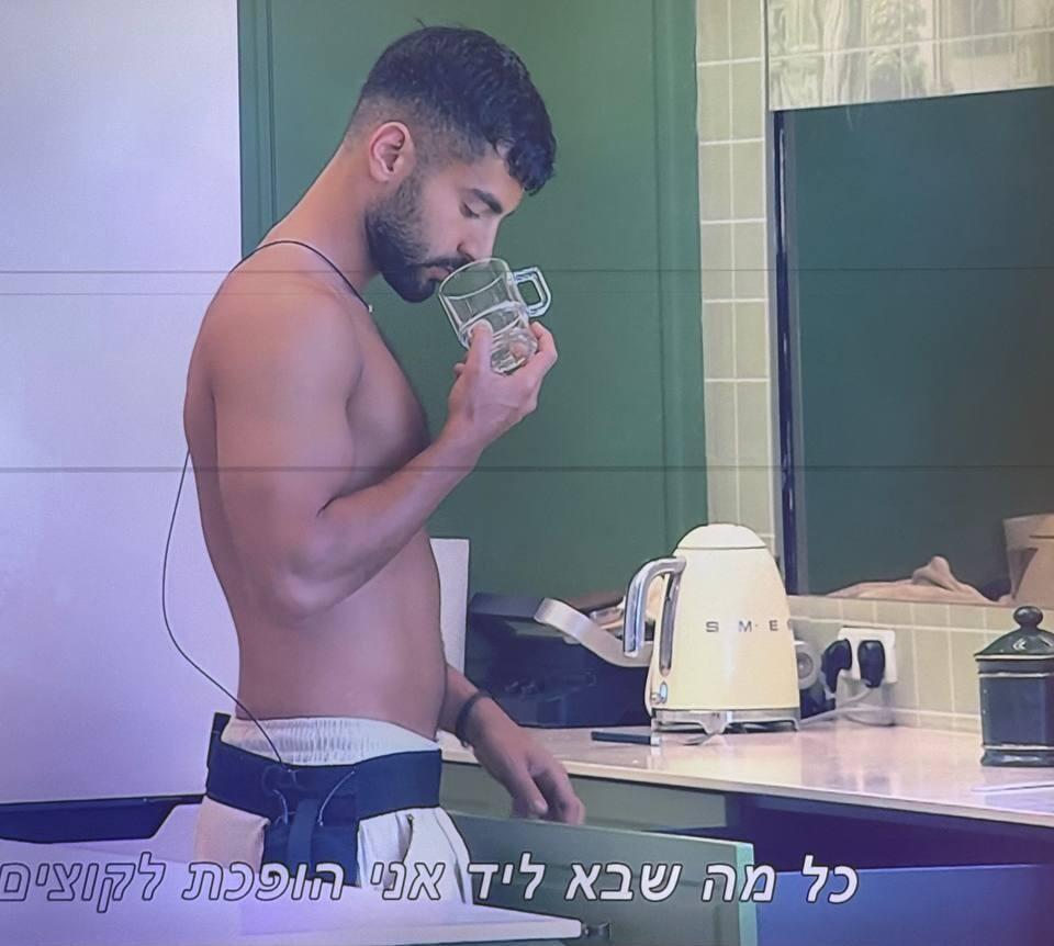 דניאל מהאח הגדול מריח כוס