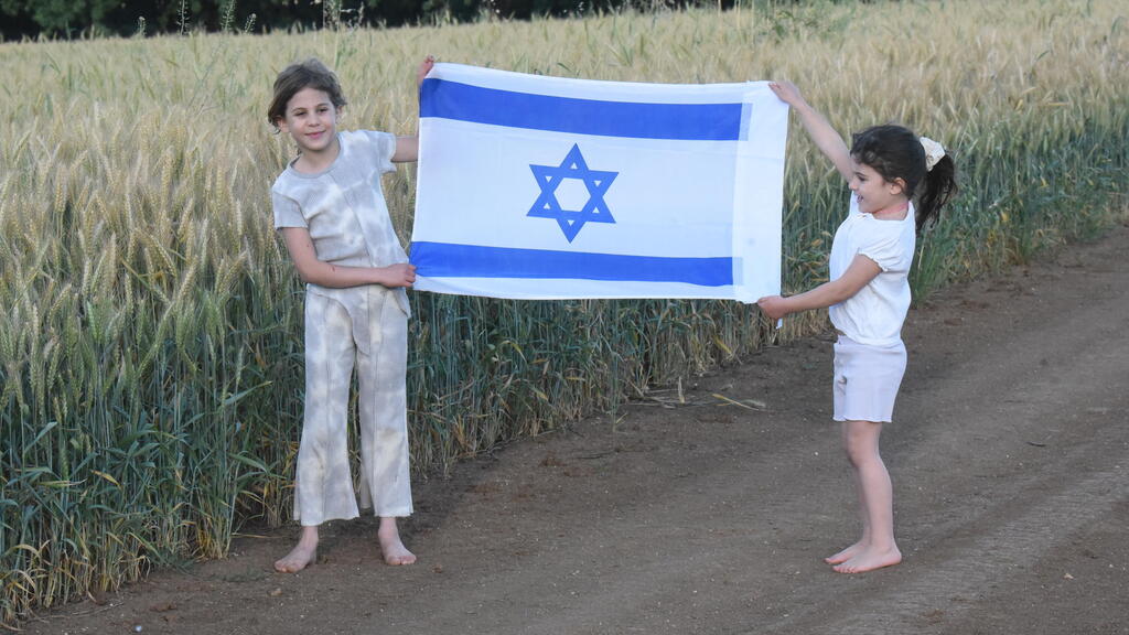 ירדן ואביב גדיש בשדה בקיבוץ עמיר