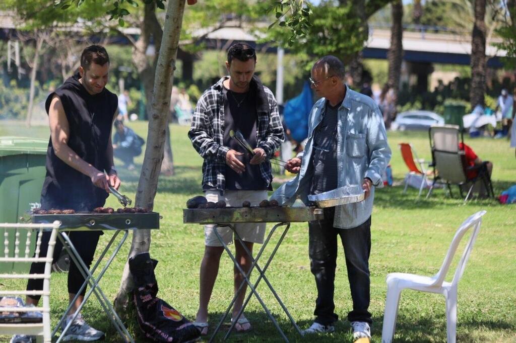 משפחות עושות על האש ביום העצמאות בפארק הירקון