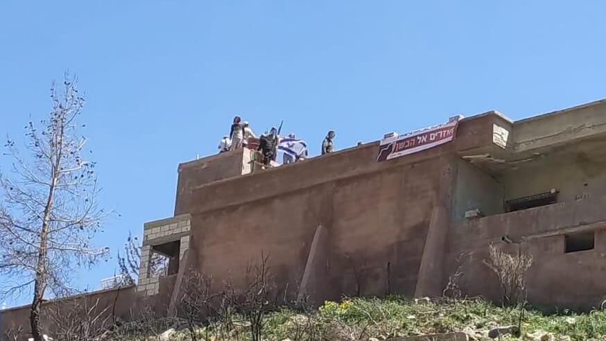 מתנחלים מתנועת חלוצי הבשן מתבצרים בכפר חאדר מעבר לגבול סוריה