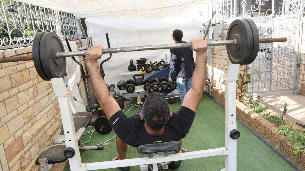 בווילה שקטה במרכז הארץ גרים יחד כמה מהגברים האלימים ביותר בישראל