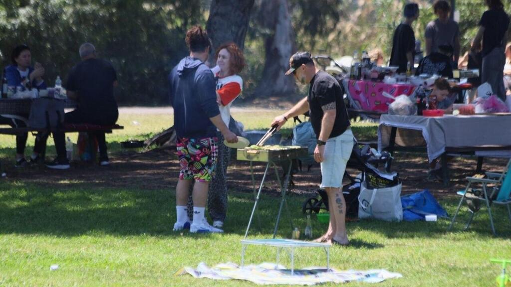 משפחות עושות על האש ביום העצמאות בפארק הירקון