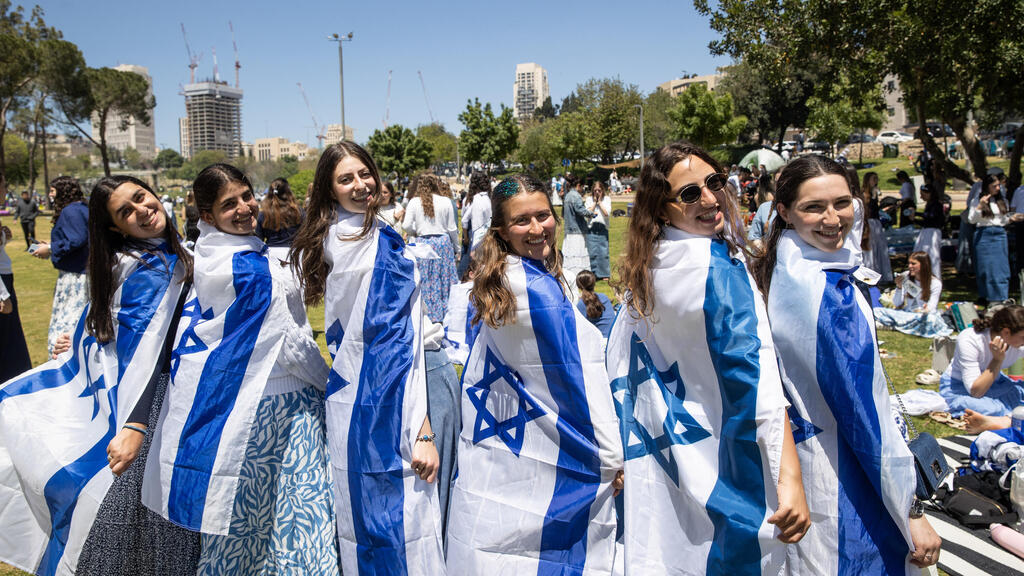 משפחות עושות על האש ביום העצמאות בירושלים