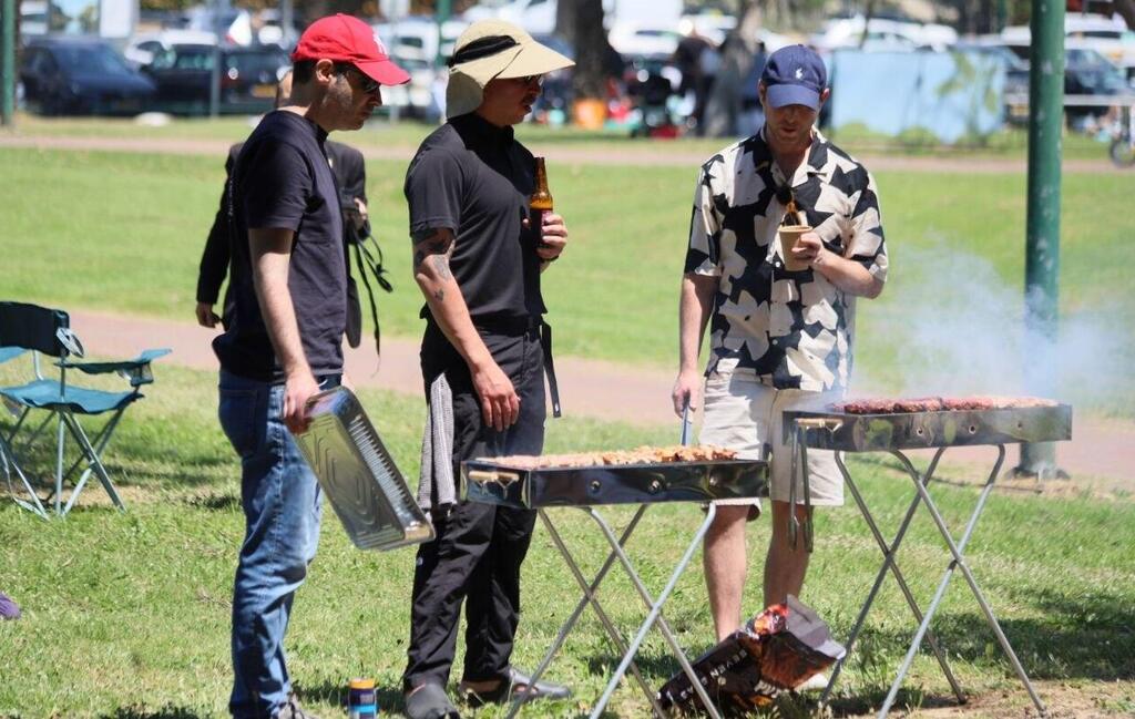 משפחות עושות על האש ביום העצמאות בפארק הירקון