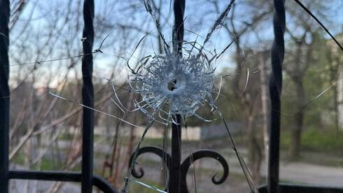 נזק מרסיסים באחד החלונות