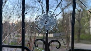 נזק מרסיסים באחד החלונות