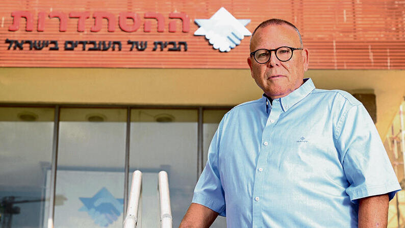 בתחילת חודש מארס חזר לעבודה. ארנון בר־דוד