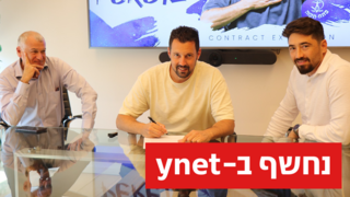 עומר פרץ במעמד החתימה