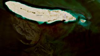 תמונת לוויין שצולמה ב-10 באפריל, בה ניתן לראות את התרחבות כתם הנפט מול חופי האי לאוואן (משמאל) לכיוון האי שידוואר (מימין), שהוא שמורת טבע מוגנת