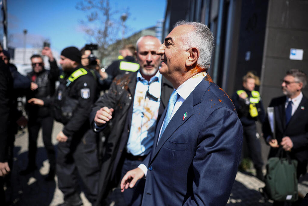 מפגין איראני מתיז צבע על רזא פהלווי במהלך ביקורו בברלין