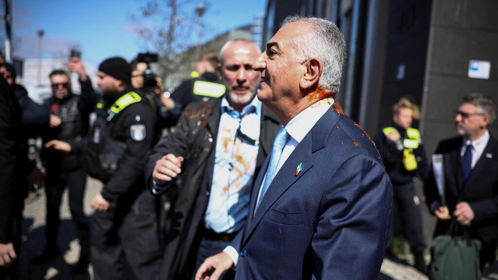 מפגין איראני מתיז צבע על רזא פהלווי במהלך ביקורו בברלין