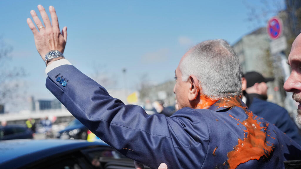 מפגין איראני מתיז צבע על רזא פהלווי במהלך ביקורו בברלין