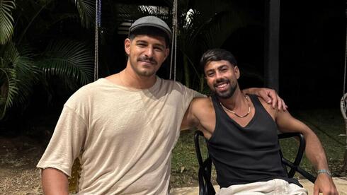 הימני: אלון וולף, השמאלי: סער חמדי הציל את חייו ב עזה נפגשו ב הוסטל בפנמה