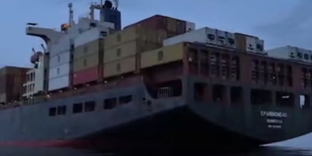 איראן השתלטות  על שתי ספינות ב מצר הורמוז