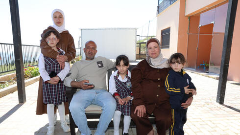 משפחה פלסטינית שביתם הוצת על ידי מתנחלים בכפר בית אמרין