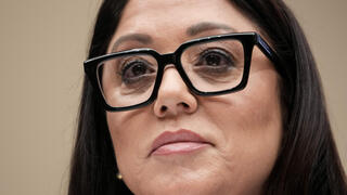 השרה והבושות: רומן, מועדון חשפנות ואלכוהול במשרד