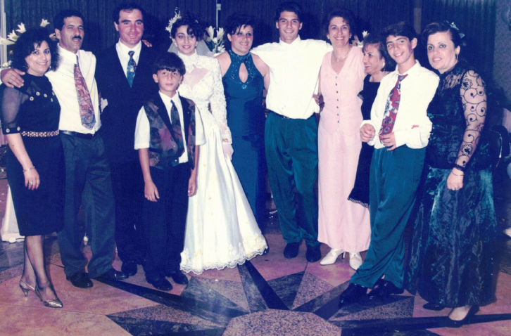 משפחת חינאווי. רוז'ט במרכז לצד הכלה