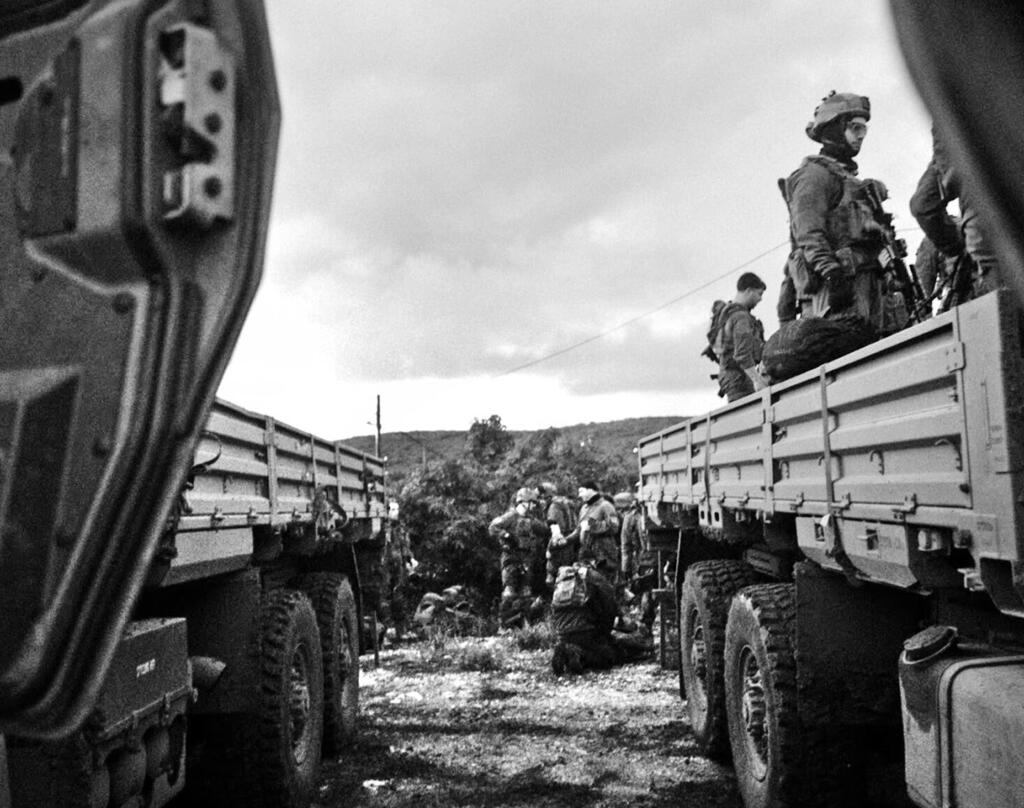 חיילים מתמקמים על כלי הרכב לקראת הכניסה. היו בכיתה י"א כשהתחילה המלחמה