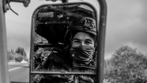 רס"ר אבשלום במראת ההאמר. המשימה דומה, רק הטיפוגרפיה אחרת