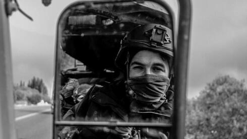 רס"ר אבשלום במראת ההאמר. המשימה דומה, רק הטיפוגרפיה אחרת