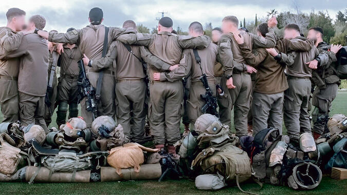 חיבוק של לוחמים. בהורדה בשטחי הכינוס הם מחויכים, שמחים, שרים – אפשר לרגע לנשום