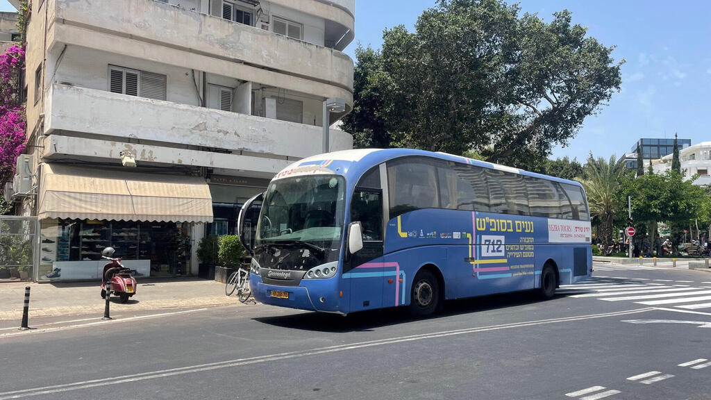 Tel Aviv municipality’s public transportation system operates buses on Saturdays and holidays (Photo: Courtesy of the Tel Aviv Municipality) אוטובוס של נעים בסופ"ש