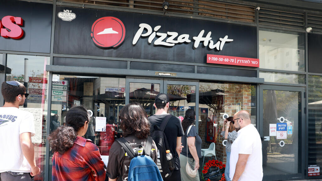 אנדרטה מחוץ לפיצרייה לימנו בנימין זלקה ז"ל