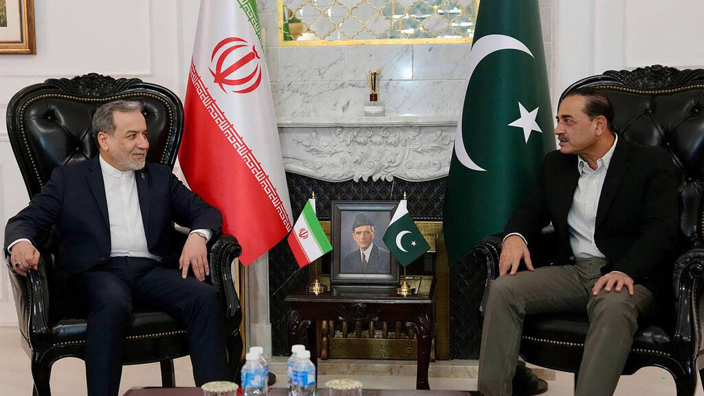 Iranian Foreign Minister Abbas Araghchi with Pakistani Army Chief Gen. Asim Munir (Photo: AFP PHOTO / Iranian Foreign Ministry) שר החוץ האיראני נועד עם מפקד צבא פקיסטן באיסלמבאד