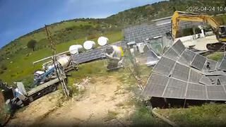 כלים הנדסיים של צה"ל הורסים פאנדלים סולריים בכפר דבל בדרום לבנון