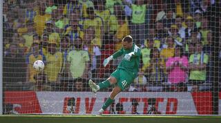 דניאל פרץ בועט