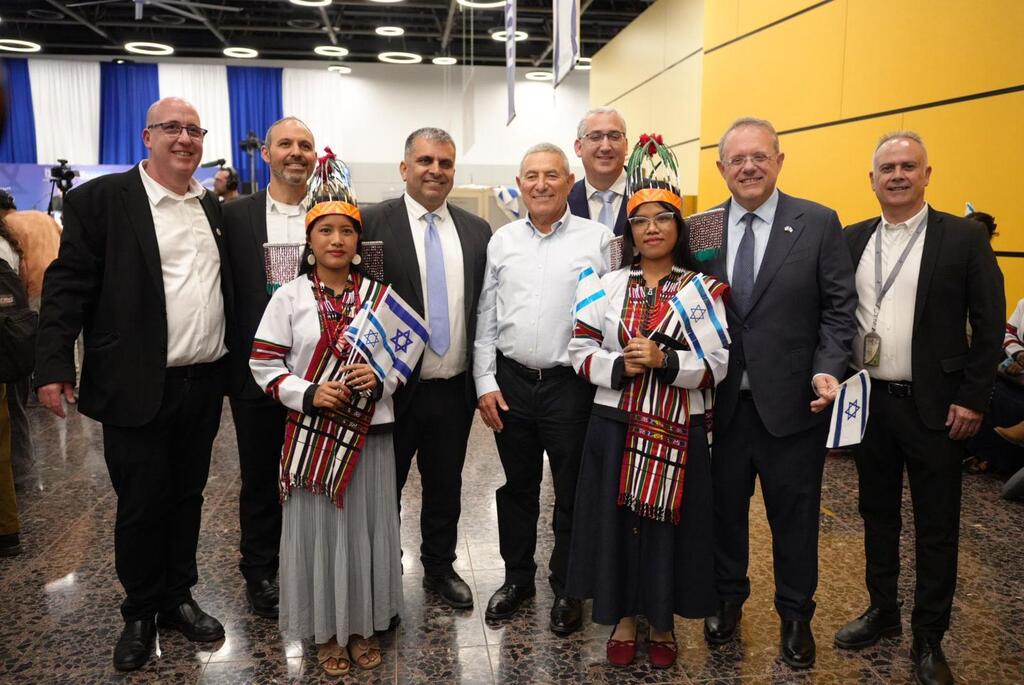 Minister of Aliyah and Integration Ofir Sofer, Jewish Agency Chairman Maj. Gen. (res.) Doron Almog, Jewish Agency CEO and Director General Yehuda Setton, Chairman of the World Zionist Organization Yaakov Hagoel, and other leadership with the new Bnei Menashe olim upon arrival in Israel 
