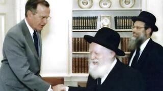 הרב שפירא לוחץ את ידו של הנשיא בוש האב