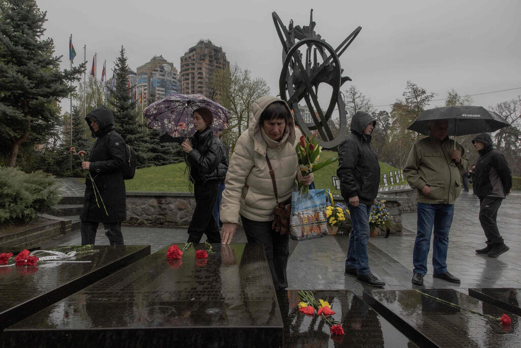 אוקראינה 40 שנה ל צ'רנוביל אנדרטה ל קורבנות קייב