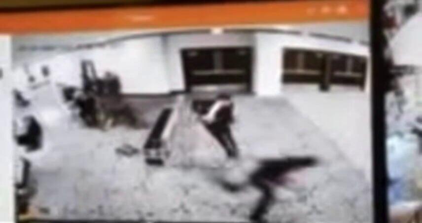 תיעוד מרגע הירי מחוץ לאירוע לכתבי הבית הלבן