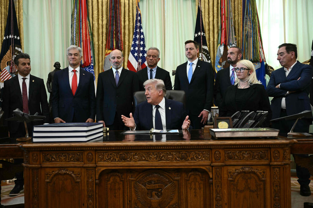 נשיא ארה״ב דונלד טראמפ מציג בבית הלבן הסכם עם רג'נרון להוזלת מחירי תרופות, 23 באפריל 2026
