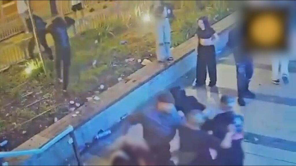 התיעוד המזעזע מרצח בנימין ימנו זלקה בפיצרייה: הנערים הכו, אחד ברח עם הסכין