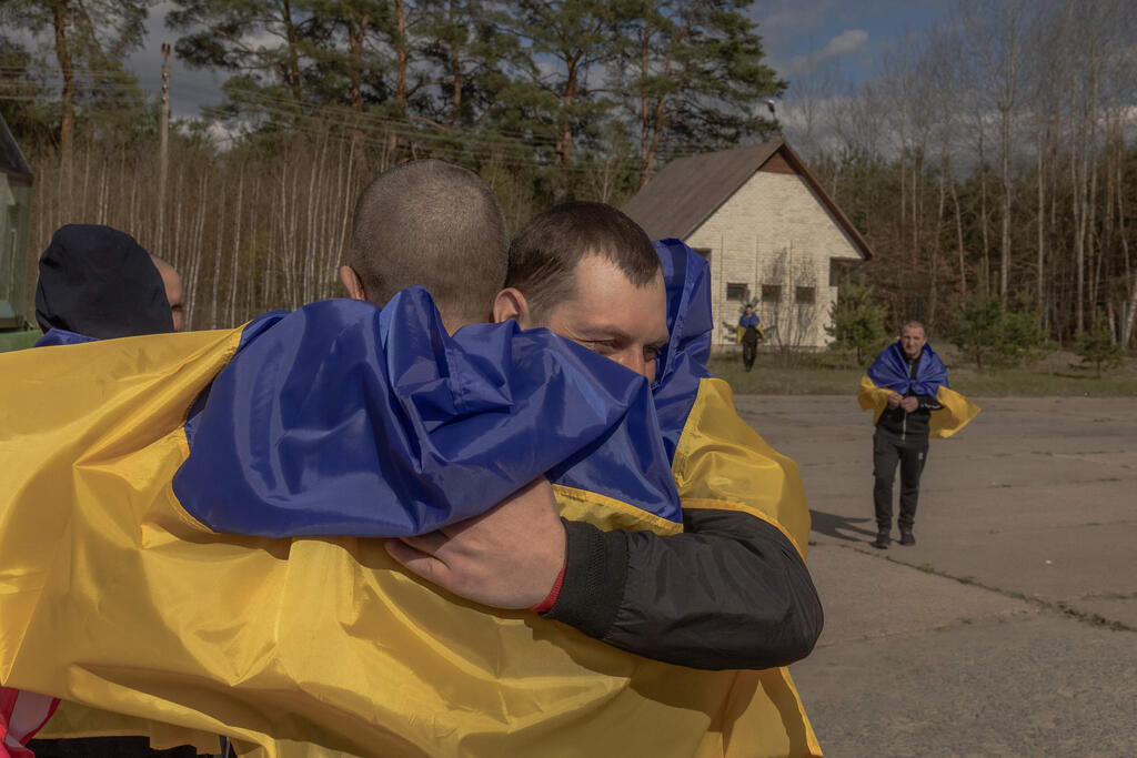 אוקראינה שבויים חוזרים מ רוסיה