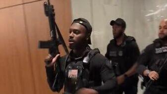 הכוחות החמושים מאבטחים את המלון