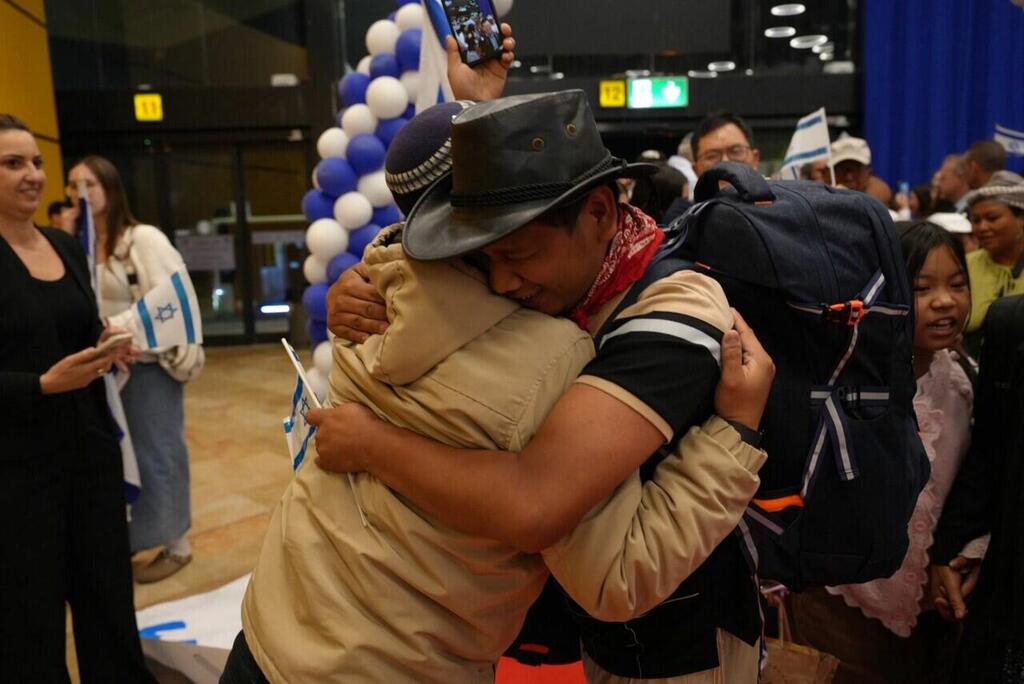 New Beni Menashe immigrants reunite with relatives upon arrival in Israel 